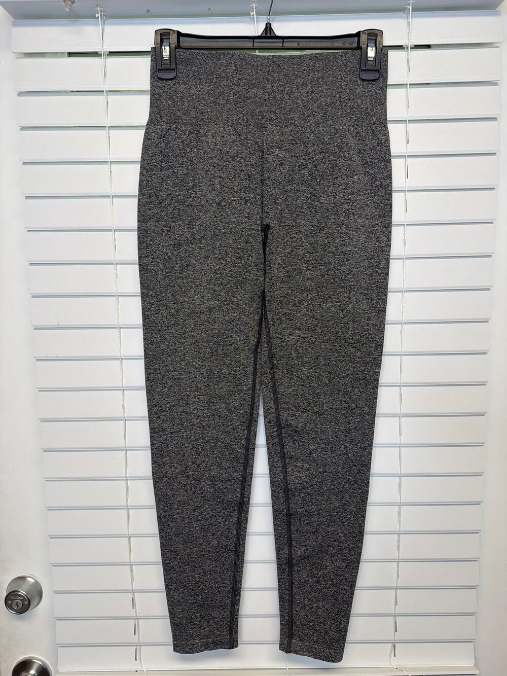 NVGTN Leggings Tight size Medium Seamless Speckled Black Grey Hight Waist